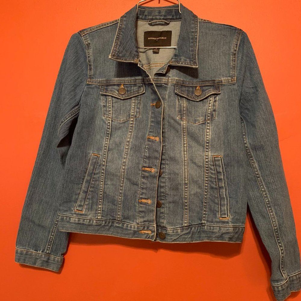 BANANA REPUBLIC slightly cropped denim jacket